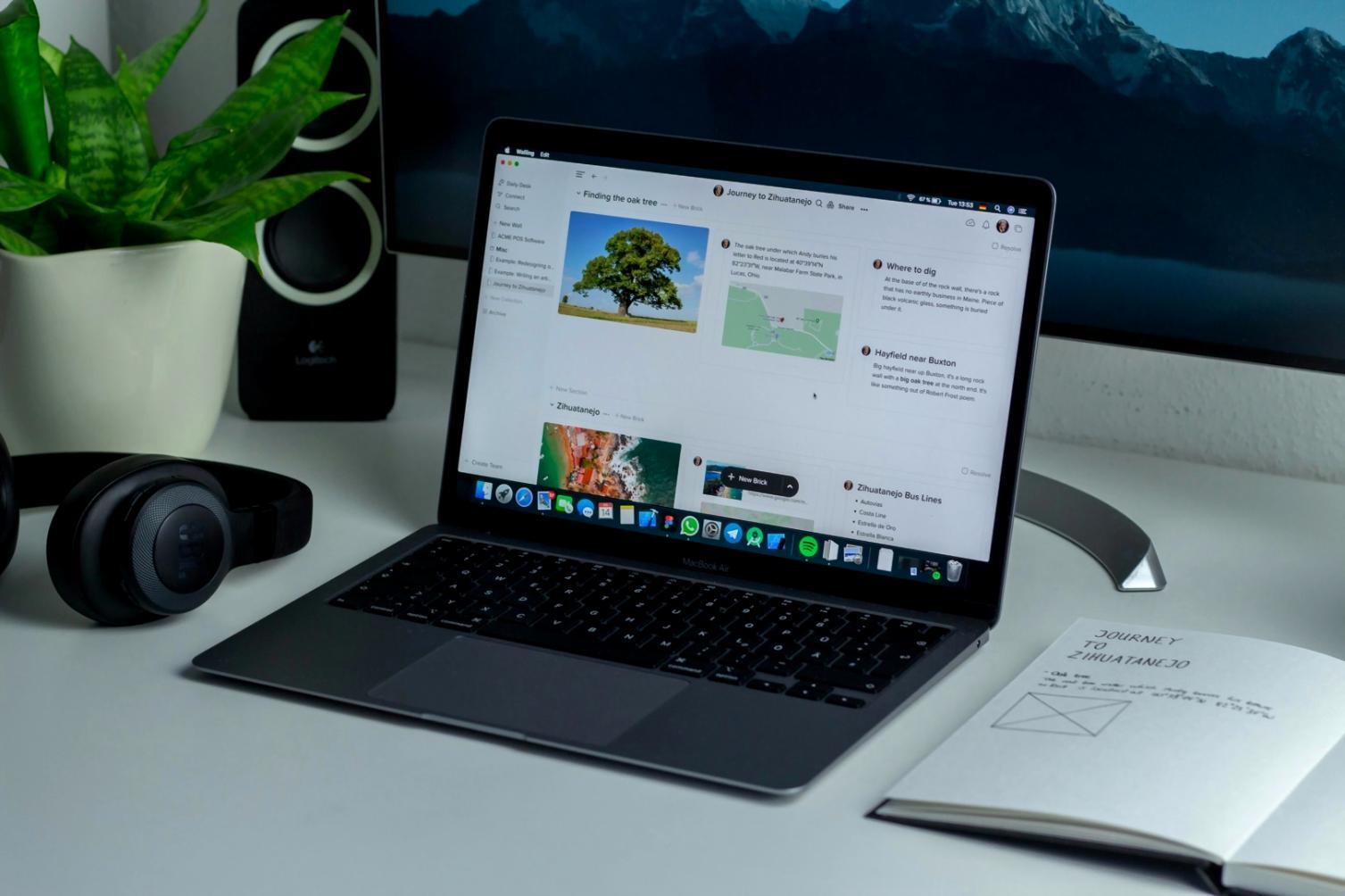 Environnement de travail numérique moderne avec plusieurs écrans